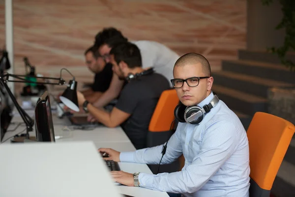 Start Développeurs Logiciels Travaillant Sur Ordinateur Bureau Moderne — Photo