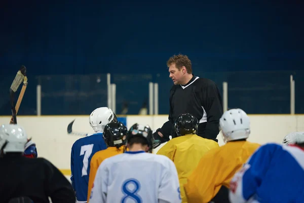 Équipe de joueurs de hockey sur glace rencontre avec l'entraîneur — Photo