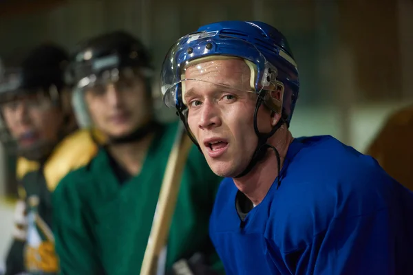 Joueurs de hockey sur glace sur banc — Photo