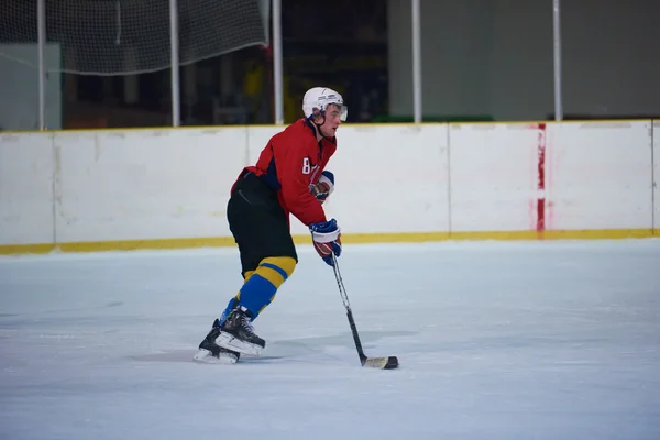 Jugador de hockey sobre hielo — Foto de Stock