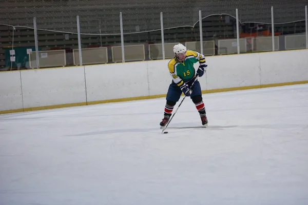 Ice hockey player in action — Stock Photo, Image