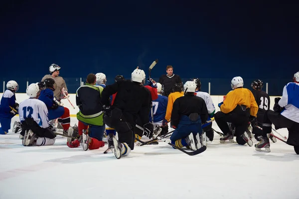 Команда хокеїстів зустріч з тренером — стокове фото