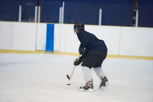 Jugador de hockey sobre hielo en acción — Foto de Stock