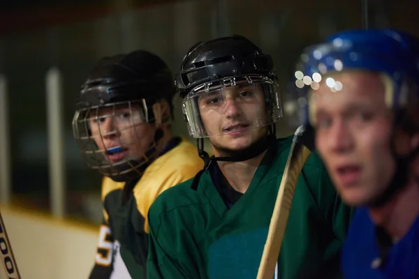 Joueurs de hockey sur glace sur banc — Photo