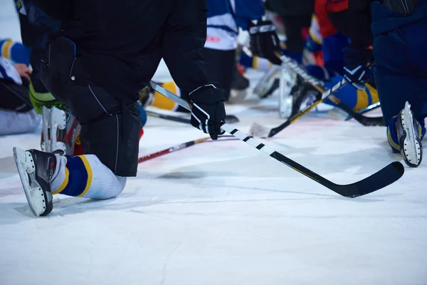 Hokej na lodzie graczy drużyny spotkanie z trenerem — Zdjęcie stockowe