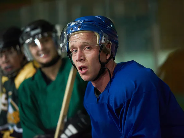 Joueurs de hockey sur glace sur banc — Photo