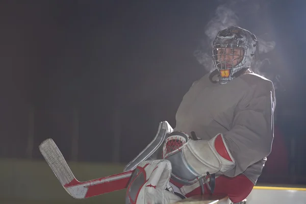 Jugador de hockey sobre hielo en el banco —  Fotos de Stock