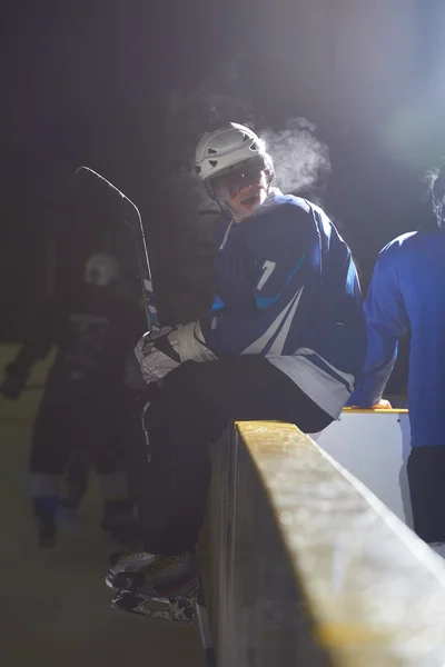 Jogadores de hóquei no gelo no banco — Fotografia de Stock