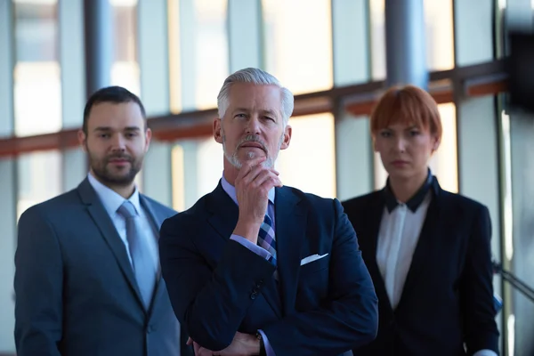 Senior affärsman med sitt team på kontoret — Stockfoto