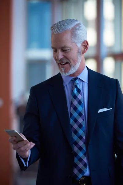 Homme d'affaires senior avec téléphone portable — Photo