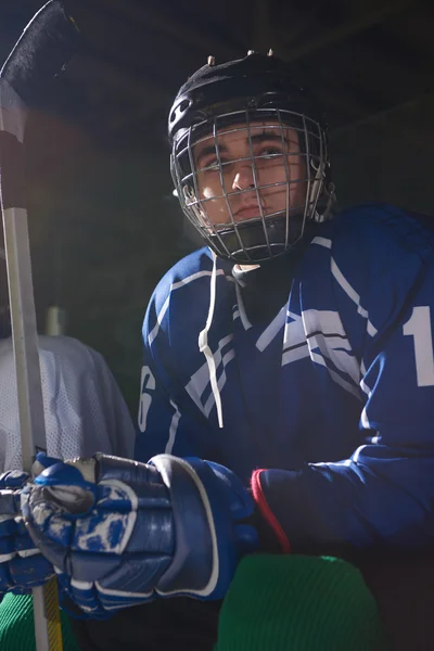 Ijshockeyspeler op Bank — Stockfoto