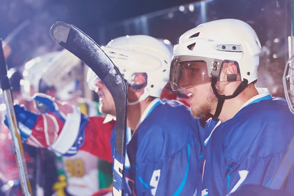 Giocatori di hockey su ghiaccio in panchina — Foto Stock