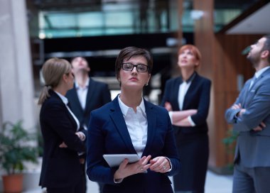 Ofisteki iş adamları grubu