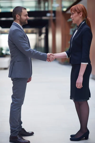 ビジネスマンおよび女性手を振る — ストック写真