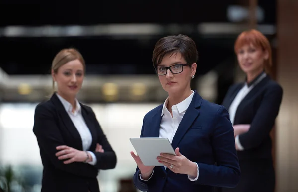 Jonge Vrouw Bedrijfsgroep Team Permanent Moderne Heldere Kantoor Werken Tablet — Stockfoto