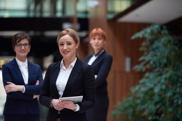 Groupe Jeune Femme Affaires Équipe Debout Dans Bureau Lumineux Moderne — Photo