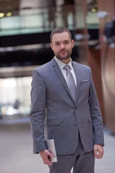 Geschäftsmann mit Tablet — Stockfoto