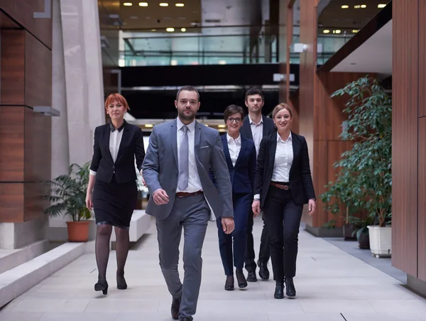 Affärsmän team promenader — Stockfoto