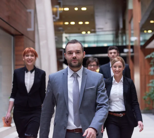 Pessoas de negócios equipe andando — Fotografia de Stock