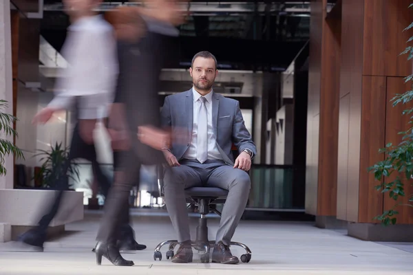 Бизнесмен, сидящий в офисном кресле — стоковое фото