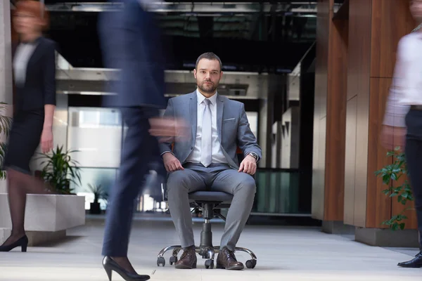 Geschäftsmann sitzt im Bürostuhl — Stockfoto