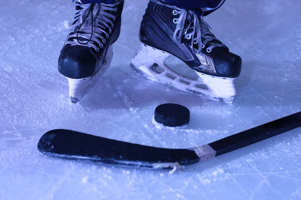 Hockey sticsk och puck på isen — Stockfoto