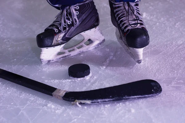 Hockey sticsk och puck på isen — Stockfoto