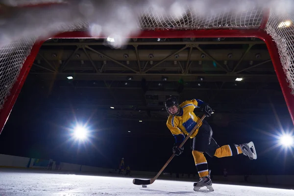 Teen giocatore di hockey su ghiaccio in azione — Foto Stock