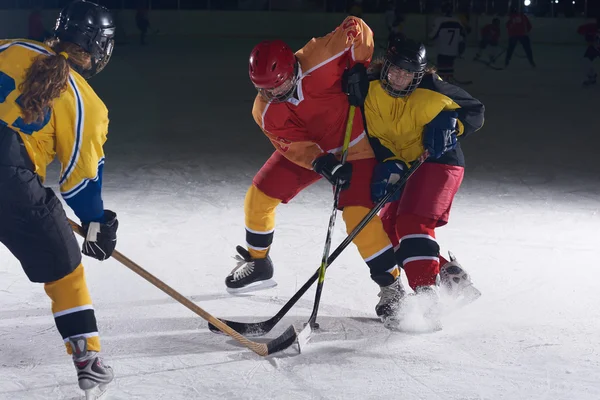 Adolescent hockey sur glace joueurs de sport en action — Photo