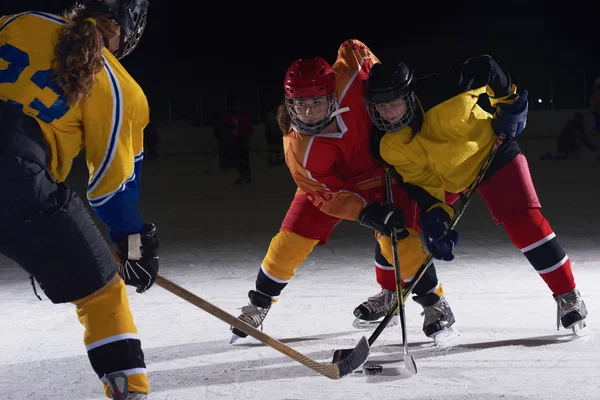 Adolescentes jugadores de hockey sobre hielo en acción —  Fotos de Stock