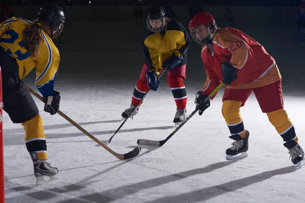 Adolescentes jugadores de hockey sobre hielo en acción —  Fotos de Stock