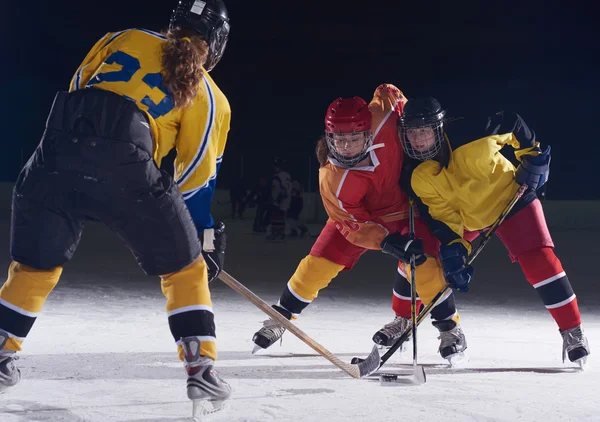 Adolescentes jugadores de hockey sobre hielo en acción —  Fotos de Stock