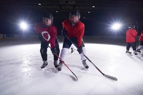 Heureux enfants gropu hockey équipe joueurs de sport — Photo