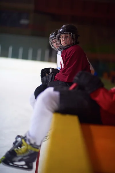Children ice hockey player on bench — Stock Photo, Image