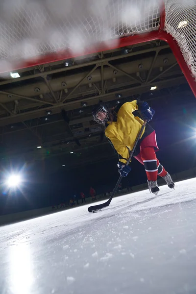 Teen giocatore di hockey su ghiaccio in azione — Foto Stock