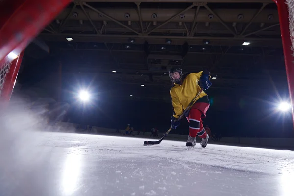 Adolescent joueur de hockey sur glace en action — Photo