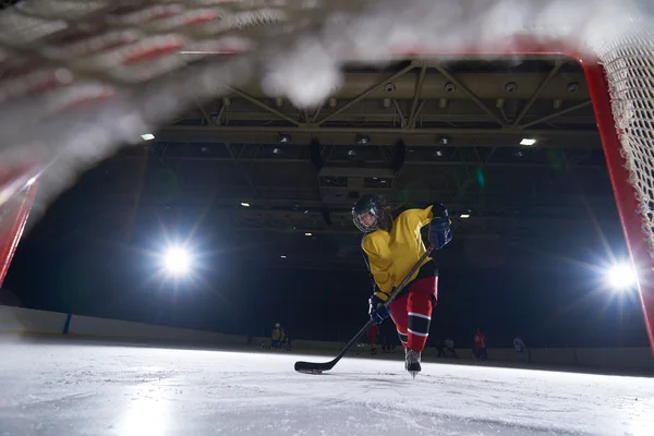 Teen giocatore di hockey su ghiaccio in azione — Foto Stock