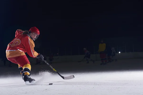 Adolescente jugador de hockey sobre hielo en acción — Foto de Stock