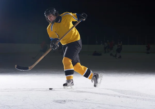 Teen giocatore di hockey su ghiaccio in azione — Foto Stock