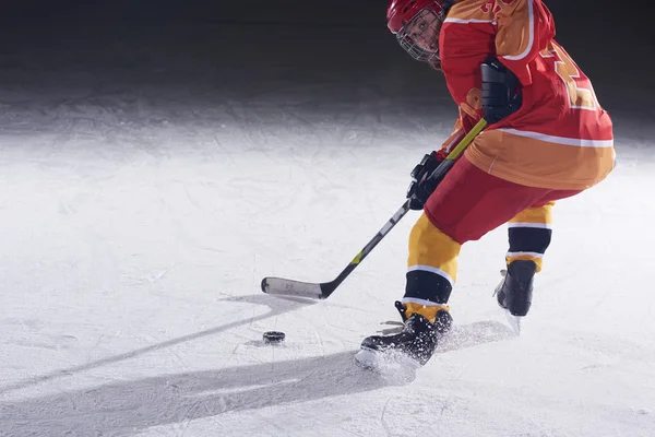 Adolescent joueur de hockey sur glace en action — Photo