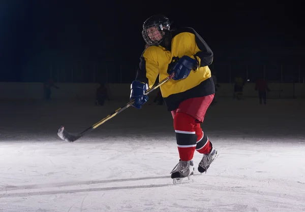 Adolescent joueur de hockey sur glace en action — Photo