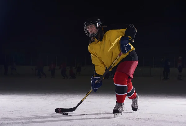 Adolescente jugador de hockey sobre hielo en acción — Foto de Stock