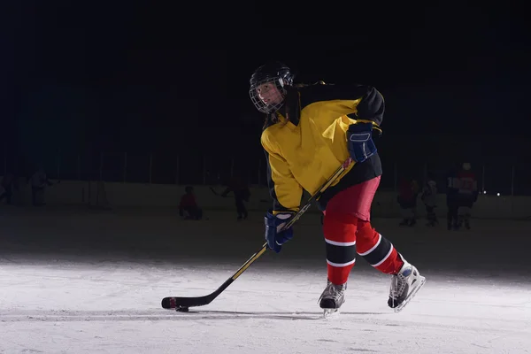 Teen ishockeyspelare i aktion — Stockfoto