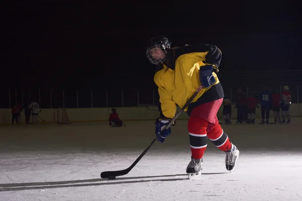 Adolescente jugador de hockey sobre hielo en acción — Foto de Stock