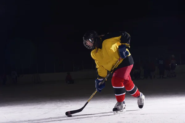 Teen giocatore di hockey su ghiaccio in azione — Foto Stock