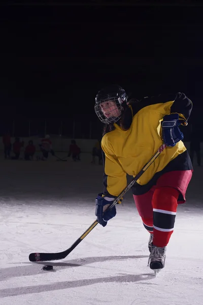 Adolescent joueur de hockey sur glace en action — Photo