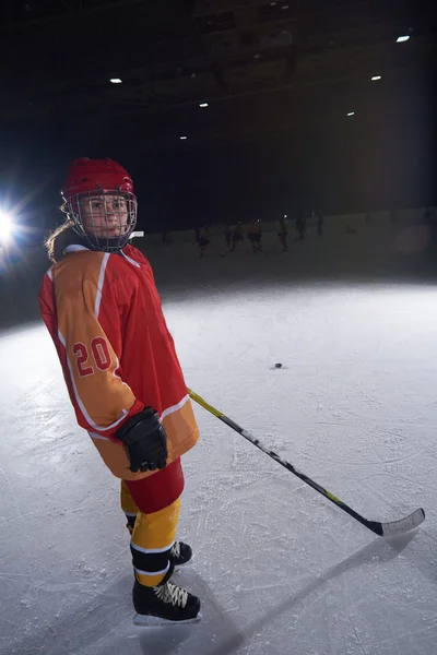 Портрет девочки-хоккеистки — стоковое фото