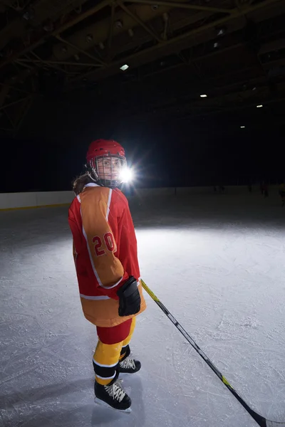 十几岁的女孩冰上曲棍球球员肖像 — 图库照片