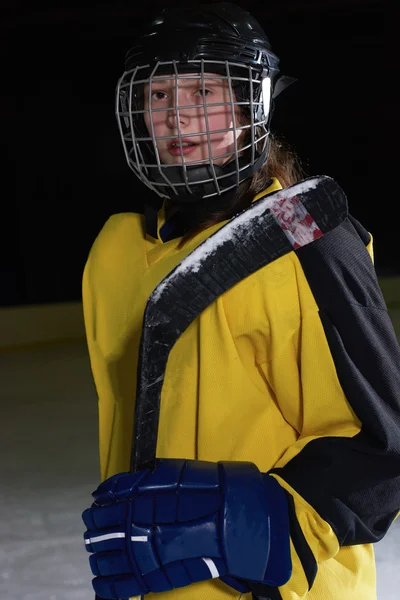 Adolescente menina jogador de hóquei no gelo retrato — Fotografia de Stock