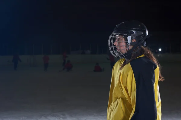 Teen flicka ishockey spelare porträtt — Stockfoto